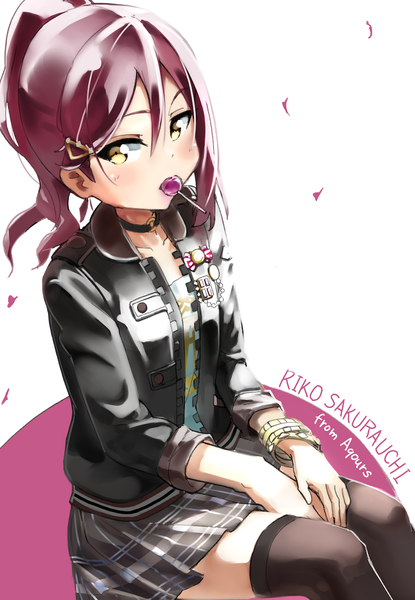 イラスト 858x1240 と ラブライブ!サンシャイン!! サンライズ love live! 桜内梨子 あじゃぱ ソロ 長髪 長身像 カメラ目線 赤面 前髪 simple background hair between eyes 白背景 座る holding 黄色眼 ポニーテール 赤髪 pleated skirt