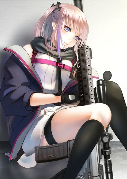 イラスト 707x1000 と ドールズフロントライン st ar-15 (girls frontline) ココ ソロ 長髪 長身像 カメラ目線 赤面 前髪 青い目 hair between eyes 座る ピンク髪 head tilt multicolored hair オフショルダー open jacket two-tone hair ワンサイドアップ against wall