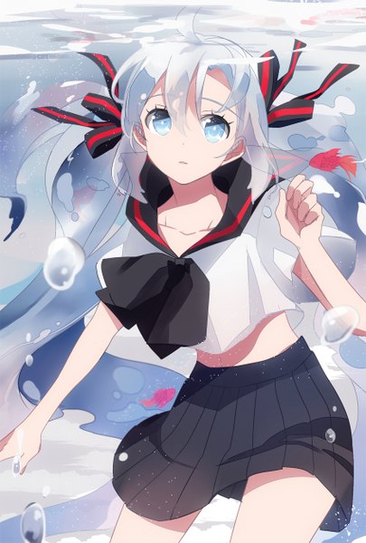 イラスト 850x1258 と ボーカロイド 初音ミク ボトルミク eunram ソロ 長身像 青い目 ツインテール 青い髪 very long hair looking up underwater 女の子 リボン ヘアリボン セーラー服 水泡 魚