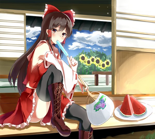 Anime picture 1000x900 with touhou hakurei reimu warirui single long hair looking at viewer blush brown hair holding brown eyes sky cloud (clouds) traditional clothes wide sleeves eating miko lacing frilly skirt girl thighhighs