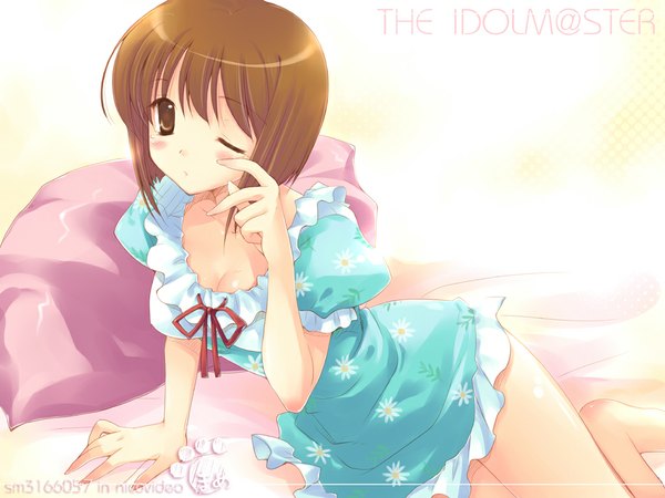 Anime picture 1024x768 with idolmaster hagiwara yukiho mame-p single short hair brown hair brown eyes one eye closed wink tears waking up pillow bed pajamas nightie