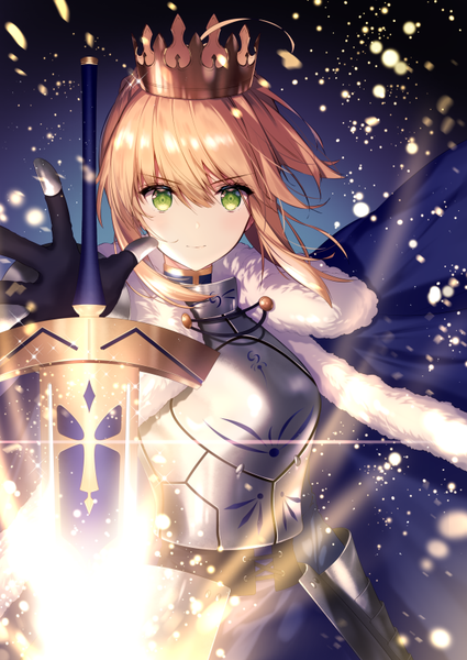 Anime-Bild 600x847 mit fate (series) fate/stay night artoria pendragon (all) saber necomi (gussan) single tall image looking at viewer fringe short hair blonde hair hair between eyes green eyes upper body ahoge wind outstretched arm girl weapon sword