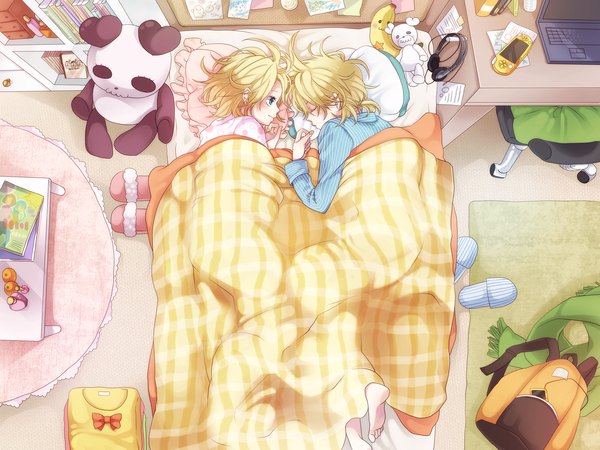 Anime picture 3000x2250 with vocaloid kagamine rin kagamine len yamako (state of children) highres short hair blue eyes blonde hair couple sleeping face to face girl headphones bed toy stuffed animal child (children) backpack pajamas laptop