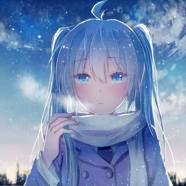 Anime-Bild 850x850 mit vocaloid hatsune miku yuu mo single long hair looking at viewer blush fringe blue eyes hair between eyes twintails payot blue hair sky cloud (clouds) upper body ahoge outdoors long sleeves parted lips