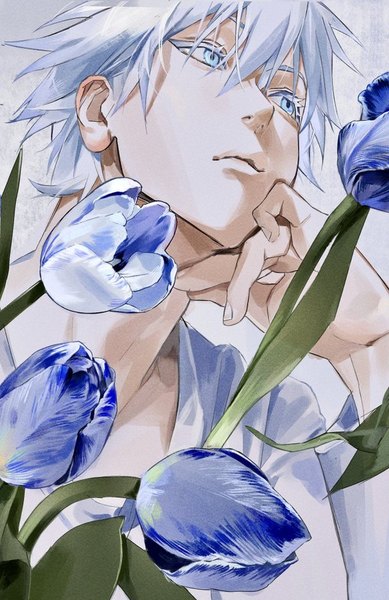 Аниме картинка 583x900 с магическая битва mappa gojou satoru keki chogyegi один (одна) высокое изображение чёлка короткие волосы голубые глаза волосы между глазами серебряные волосы вид снизу поддержка головы мужчина цветок (цветы) тюльпан