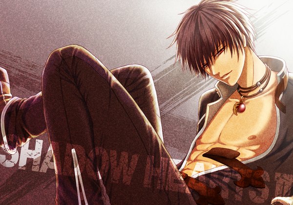 Anime picture 1028x720 with shadow hearts yuri hyuga maron single looking at viewer short hair simple background red eyes brown hair bent knee (knees) light smile open clothes open jacket reclining leg lift (legs lift) boy choker jacket jeans