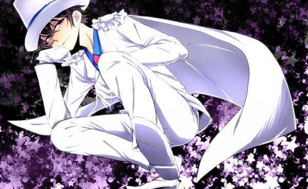 Anime picture 1033x634 with detective conan magic kaito kaito kid meitantei no sukete looking at viewer short hair smile brown hair wide image brown eyes squat boy gloves hat star (stars) cape suit top hat monocle