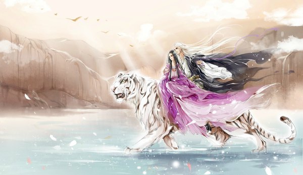 Аниме картинка 1442x832 с оригинальное изображение ibuki satsuki длинные волосы чёрные волосы широкое изображение сидит белые волосы чёрные глаза солнечный свет объятие развевающиеся волосы гора (горы) бег девушка мужчина животное птица (птицы) тигр белый тигр