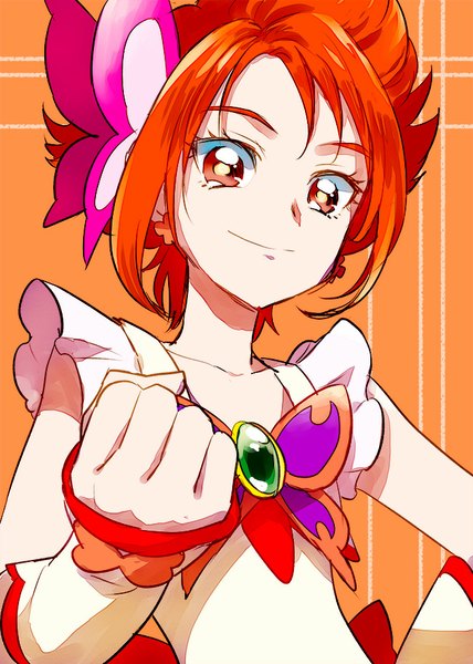 イラスト 650x912 と プリキュア ｙｅｓ！ プリキュア５ 東映アニメーション natsuki rin cure rouge くろちろこ ソロ 長身像 カメラ目線 短い髪 笑顔 赤い目 赤髪 腰に手 魔法少女 orange background 女の子 髪飾り 袖だけ 耳飾り