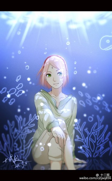 Anime picture 669x1080 with naruto studio pierrot naruto (series) haruno sakura single tall image short hair smile sitting green eyes signed looking away pink hair long sleeves crossed legs light letterboxed underwater hand on knee forehead mark