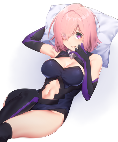 イラスト 956x1148 と Fateシリーズ fate/grand order マシュ・キリエライト ひさやききゅう ソロ 長身像 赤面 前髪 短い髪 おっぱい light erotic simple background 笑顔 紫目 肩出し ピンク髪 cleavage lying 片目隠れ on back