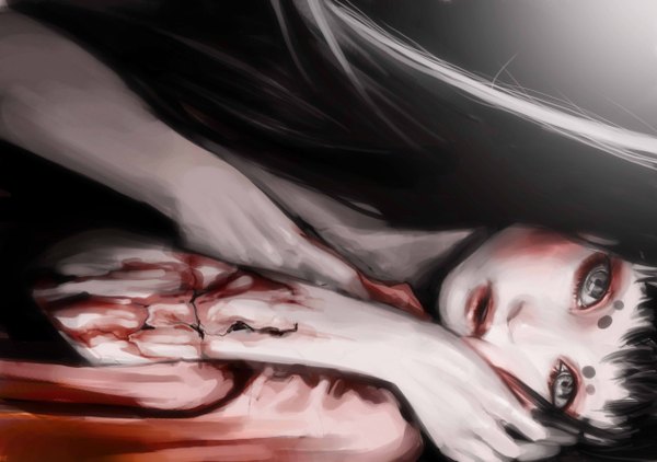 Аниме картинка 2480x1748 с оригинальное изображение genki-de один (одна) длинные волосы смотрит на зрителя румянец чёлка высокое разрешение открытый рот чёрные волосы простой фон лёжа серые глаза травма рука на щеке девушка кровь