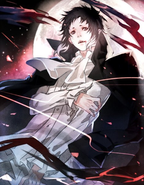 Anime picture 704x900 with bungou stray dogs studio bones akutagawa ryuunosuke (bungou stray dogs) saito yukihiro single tall image looking at viewer short hair open mouth black hair standing multicolored hair wind two-tone hair grey eyes fang (fangs) clothes on shoulders holding arm boy shirt