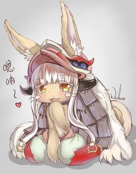Anime-Bild 1753x2244 mit made in abyss kinema citrus nanachi (made in abyss) wuhuo single long hair tall image highres open mouth simple background sitting signed animal ears yellow eyes white hair tail animal tail horn (horns) grey hair wariza