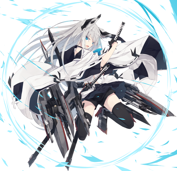 イラスト 1364x1320 と アズールレーン 江風(アズールレーン) 凪白みと ソロ 長髪 カメラ目線 前髪 開いた口 青い目 simple background 白背景 獣耳 payot 全身 bent knee (knees) grey hair wide sleeves 狐耳 floating hair sheathed