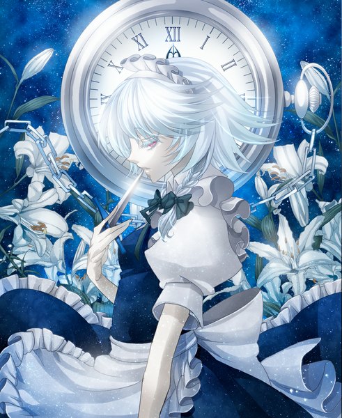 イラスト 900x1100 と 東方 十六夜咲夜 りんこ。 長身像 短い髪 赤い目 white hair 三つ編み プロフィール maid twin braids 女の子 ドレス 花 ちょう結び ヘア蝶結び 被り物 ホワイトブリム 時計 ナイフ