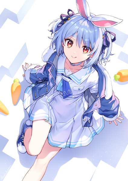 Anime-Bild 990x1400 mit virtual youtuber hololive usada pekora usada pekora (casual) nardack single tall image looking at viewer blush fringe simple background red eyes sitting blue hair bent knee (knees) from above off shoulder arm support open jacket two side up