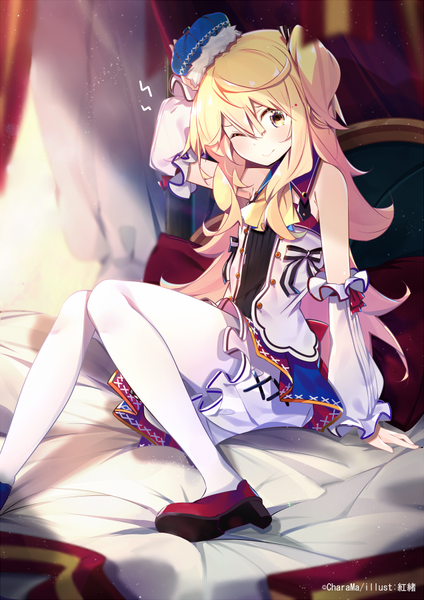 Anime picture 636x900 with original benio (dontsugel) single long hair tall image looking at viewer blush fringe blonde hair smile hair between eyes sitting bare shoulders yellow eyes bent knee (knees) head tilt one eye closed wink sunlight blurry