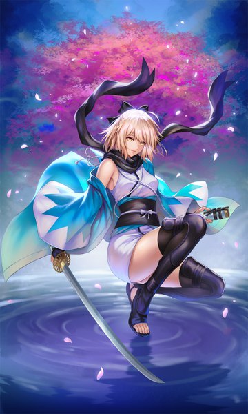 Anime-Bild 1800x3000 mit fate (series) fate/grand order koha-ace okita souji (fate) (all) okita souji (koha-ace) pengnangehao single tall image looking at viewer fringe highres short hair blonde hair hair between eyes holding yellow eyes full body traditional clothes japanese clothes wide sleeves
