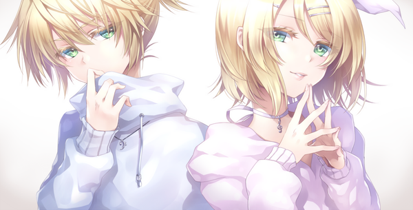 Anime picture 1573x800 with vocaloid kagamine rin kagamine len ueno tsuki looking at viewer fringe short hair simple background blonde hair hair between eyes wide image white background green eyes upper body siblings twins fingers together brother and sister treble clef girl