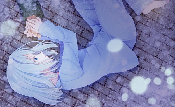 Anime picture 1152x708 with original hiiiiron kocho short hair blue eyes wide image blue hair lying profile barefoot from above holding hands on side snowing winter girl hand