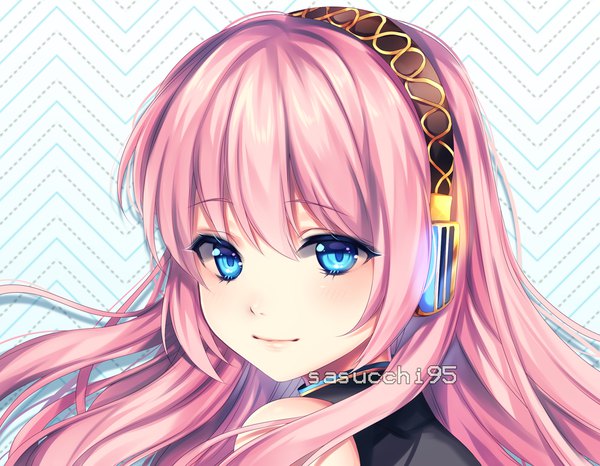 Anime picture 1024x797 with vocaloid megurine luka sasucchi95 single long hair looking at viewer fringe blue eyes smile signed payot pink hair looking back inscription floating hair portrait striped background girl headphones