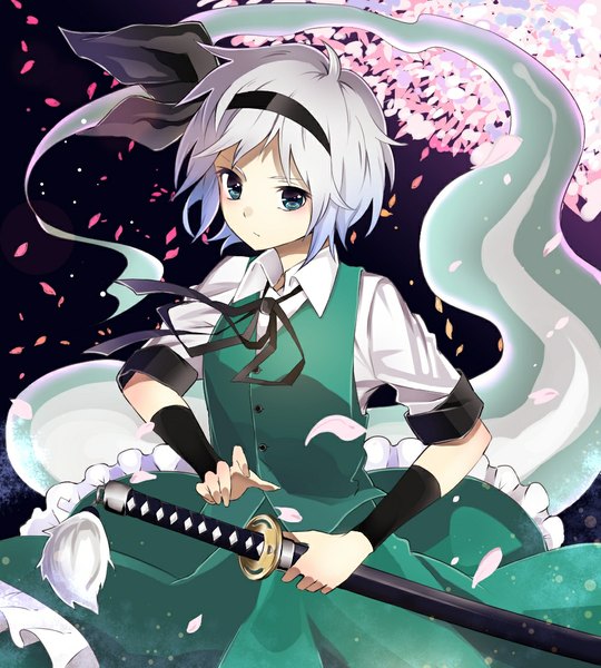 Anime-Bild 1000x1110 mit touhou konpaku youmu myon taiki (ozone) single tall image short hair blue eyes looking away silver hair wind cherry blossoms girl skirt bow weapon plant (plants) hair bow petals sword