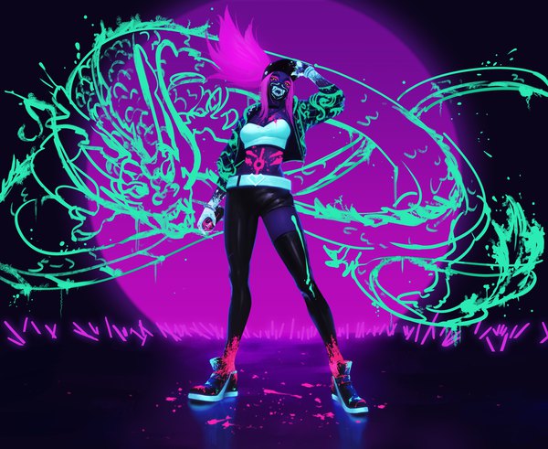 イラスト 3785x3101 と league of legends k/da (league of legends) akali (league of legends) k/da akali gang g gangsta g ソロ 長髪 カメラ目線 highres 立つ holding 黄色眼 payot ピンク髪 absurdres 全身 ポニーテール open jacket へそ出し