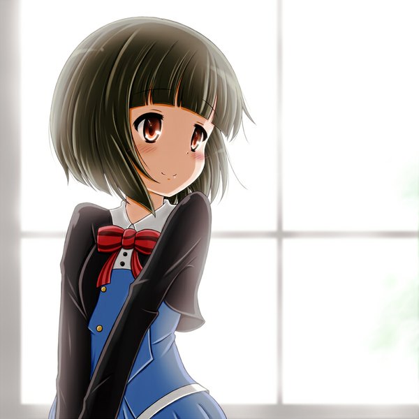 Anime picture 800x800 with kin-iro mosaic oomiya shinobu taka (takalight) single blush short hair black hair smile brown eyes looking away pleated skirt sunlight girl skirt uniform school uniform window bowtie