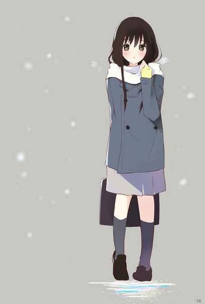 Anime picture 873x1289 with original tr (hareru) single long hair tall image looking at viewer blush black hair simple background full body black eyes grey background snowing arm behind back girl socks scarf coat