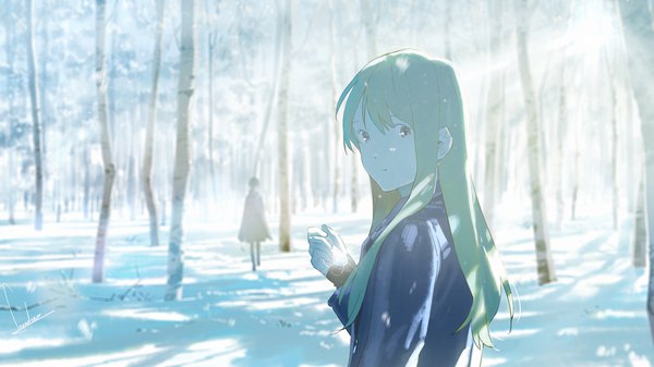 Anime-Bild 1920x1080 mit original loundraw long hair looking at viewer fringe highres wide image standing multiple girls holding signed yellow eyes upper body outdoors long sleeves looking back green hair sunlight sparkle shadow