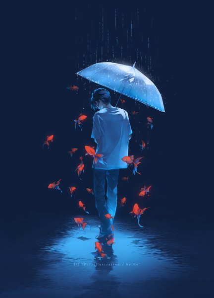 Аниме картинка 1126x1564 с оригинальное изображение re (artist) один (одна) высокое изображение короткие волосы чёрные волосы всё тело сзади дождь прозрачный зонт мужчина животное зонт футболка рыба (рыбы) золотая рыбка
