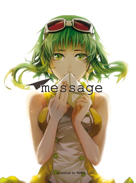 イラスト 1000x1337 と ボーカロイド gumi rahwia ソロ 長身像 カメラ目線 赤面 highres 短い髪 おっぱい simple background 大きな乳房 白背景 肩出し 緑の目 green hair inscription sleeveless covering goggles on head