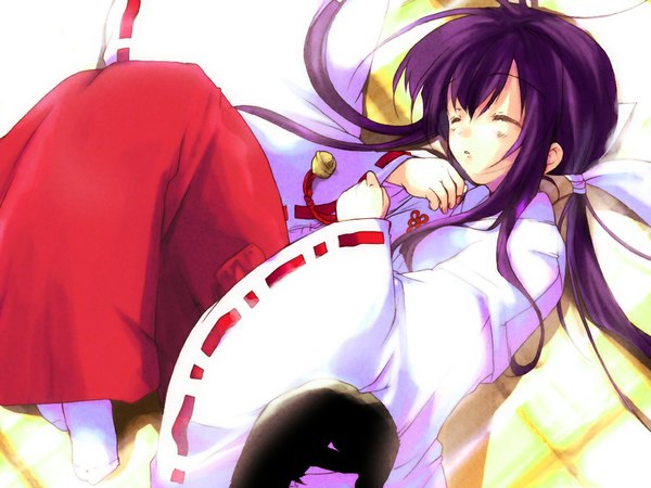 Anime picture 1024x768 with mikeou eyes closed japanese clothes wallpaper sleeping miko tabi