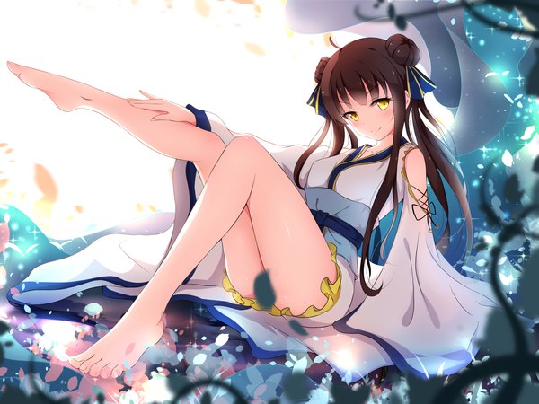Anime-Bild 1536x1152 mit xiao ren single long hair looking at viewer fringe light erotic brown hair sitting yellow eyes full body ahoge bent knee (knees) barefoot sunlight wide sleeves arm support bare legs hair bun (hair buns) lens flare convenient censoring