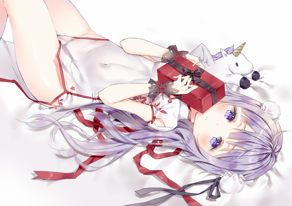 イラスト 1000x708 と アズールレーン ユニコーン(アズールレーン) 春の贈り物 qlakwnd ソロ 長髪 カメラ目線 赤面 青い目 light erotic 紫目 purple hair bent knee (knees) lying traditional clothes on back hair bun (hair buns) covered navel chinese clothes 女の子