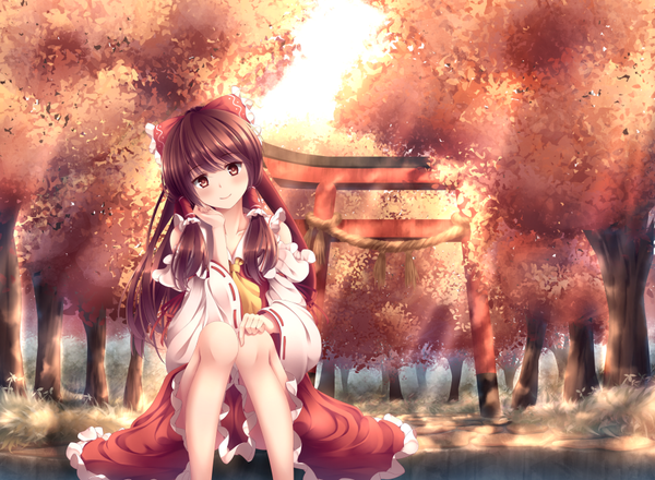 Anime picture 900x661 with touhou hakurei reimu yasuno (airy light) single long hair looking at viewer blush fringe smile hair between eyes brown hair sitting brown eyes payot bent knee (knees) outdoors head tilt sunlight wide sleeves bare legs