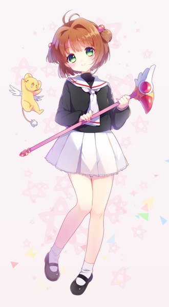 イラスト 1800x3272 と カードキャプターさくら clamp 木之本桜 ケロちゃん れた ソロ 長身像 カメラ目線 赤面 前髪 highres 短い髪 笑顔 茶色の髪 holding 緑の目 全身 アホ毛 ツーサイドアップ knees touching