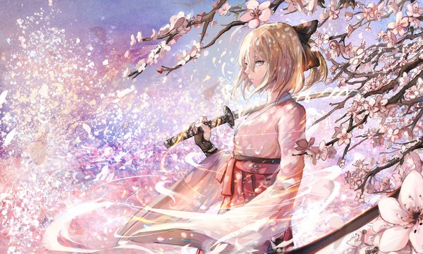 Anime picture 1800x1080 with fate (series) fate/grand order koha-ace artoria pendragon (all) saber okita souji (fate) (all) okita souji (koha-ace) sishenfan single looking at viewer fringe highres short hair blonde hair hair between eyes wide image standing holding yellow eyes ponytail