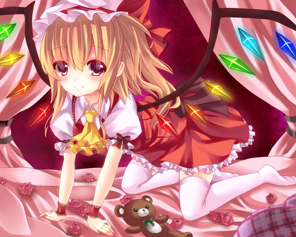 Anime picture 2000x1600 with touhou flandre scarlet ikeda hazuki highres short hair blonde hair red eyes loli one side up girl thighhighs dress flower (flowers) white thighhighs wings teddy bear