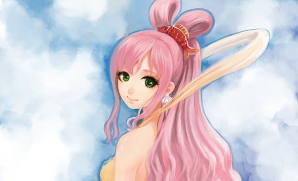 Anime picture 1354x827 with one piece toei animation shirahoshi totsukitouka single long hair looking at viewer smile wide image bare shoulders green eyes pink hair looking back portrait blue background girl hair ornament earrings hairclip