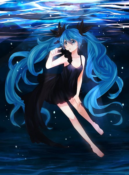 Аниме картинка 1000x1349 с вокалоид shinkai shoujo (vocaloid) хацунэ мику shibuki kamone один (одна) длинные волосы высокое изображение открытый рот голубые глаза два хвостика синие волосы под водой девушка платье чёрное платье