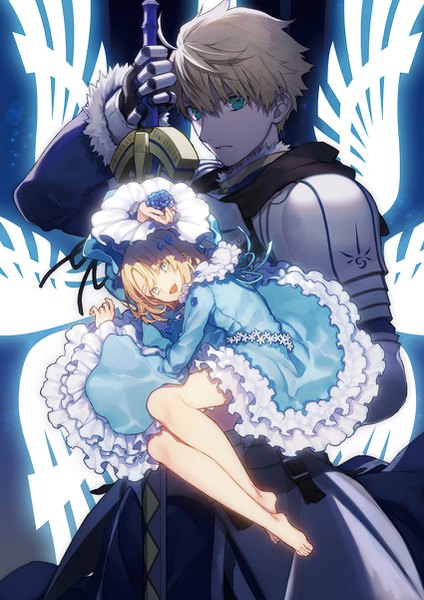 イラスト 850x1202 と Fateシリーズ fate/prototype: fragments of blue and silver fate/prototype アーサー・ペンドラゴン (fate) 沙条愛歌 中原 長身像 カメラ目線 前髪 短い髪 青い目 金髪 hair between eyes 裸足 aqua eyes frilled dress 女の子 ドレス 男性 武器