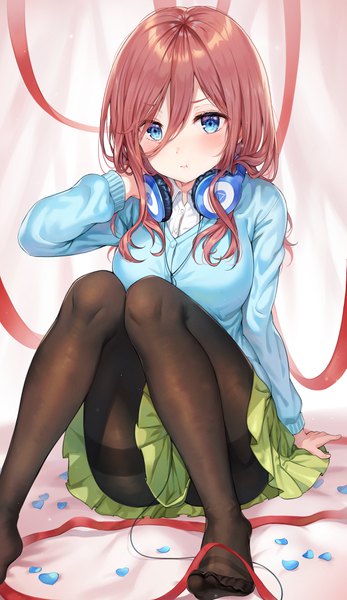 イラスト 2146x3708 と 五等分の花嫁 中野三玖 tokkyu ソロ 長髪 長身像 カメラ目線 赤面 前髪 highres おっぱい 青い目 light erotic hair between eyes 茶色の髪 大きな乳房 座る bent knee (knees) pleated skirt arm support