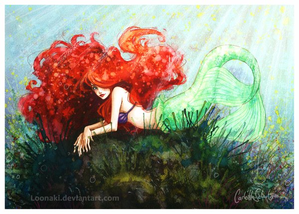 イラスト 1024x734 と the little mermaid ディズニー ariel loonaki ソロ 長髪 赤髪 lying sunlight オレンジ髪 border crossed arms underwater hair over eyes 女の子 mermaid 藻