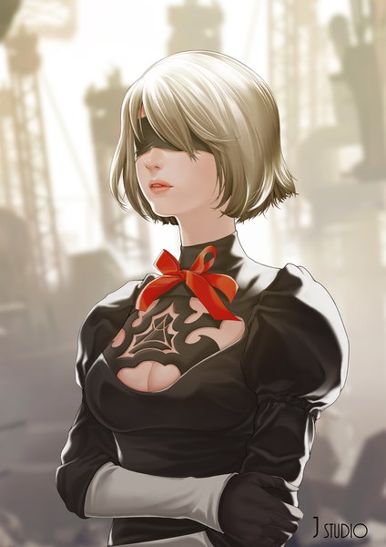 イラスト 1654x2338 と nier nier:automata ヨルハ二号b型 joe (pixiv 5075180) ソロ 長身像 短い髪 signed upper body parted lips lips grey hair blurry puffy sleeves watermark 谷間ホール center opening blindfold covering eye (eyes) 女の子