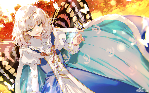 Anime picture 2760x1736 with fate (series) fate/grand order oberon (fate) sofra single fringe highres short hair open mouth blue eyes smile standing signed silver hair :d wind dutch angle puffy sleeves twitter username looking down