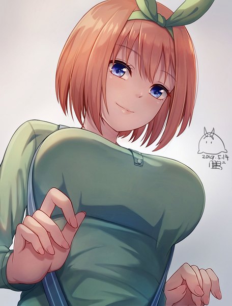 Anime picture 783x1029 with go-toubun no hanayome nakano yotsuba peng peng single tall image looking at viewer blush fringe short hair breasts blue eyes simple background hair between eyes signed upper body light smile orange hair from below dated girl