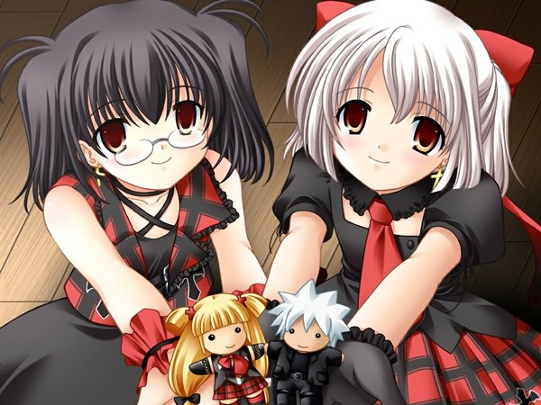 Anime picture 1024x768 with triptych (game) black hair red eyes multiple girls game cg white hair loli chibi gothic o o girl gloves 2 girls toy cross