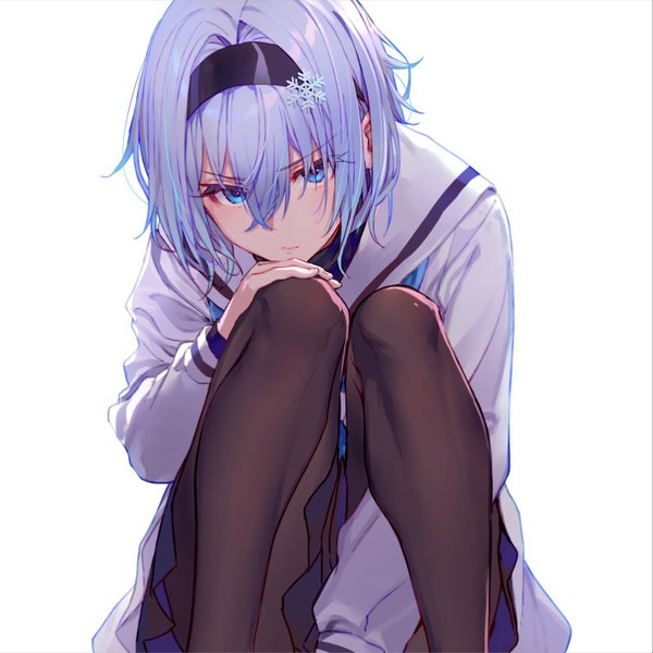 Anime picture 998x998 with ryuuou no oshigoto! sora ginko shirabi single looking at viewer fringe short hair blue eyes simple background hair between eyes white background sitting blue hair bent knee (knees) long sleeves head tilt pleated skirt hand on knee frown leg hug